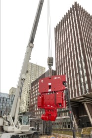 PVE-28VM-Vibratory-Hammer-with-Variable-Moment-in-boom-crane-Rotterdam-scaled