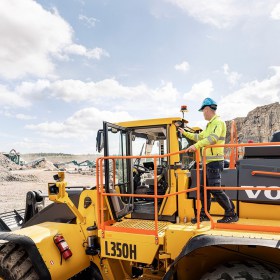 volvo-benefit-wheel-loader-l350h-update-t4f-operator-in-focus-2324x1200