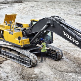 volvo-benefits-crawler-excavator-ec250d-t2-service-access-2324x1200