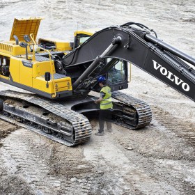 volvo-benefits-crawler-excavator-ec300d-t2-service-access-2324x1200