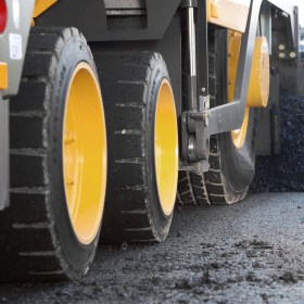 volvo-benefits-wheeled-paver-p5870c-p6870c-t3-drive-system-2324x1200